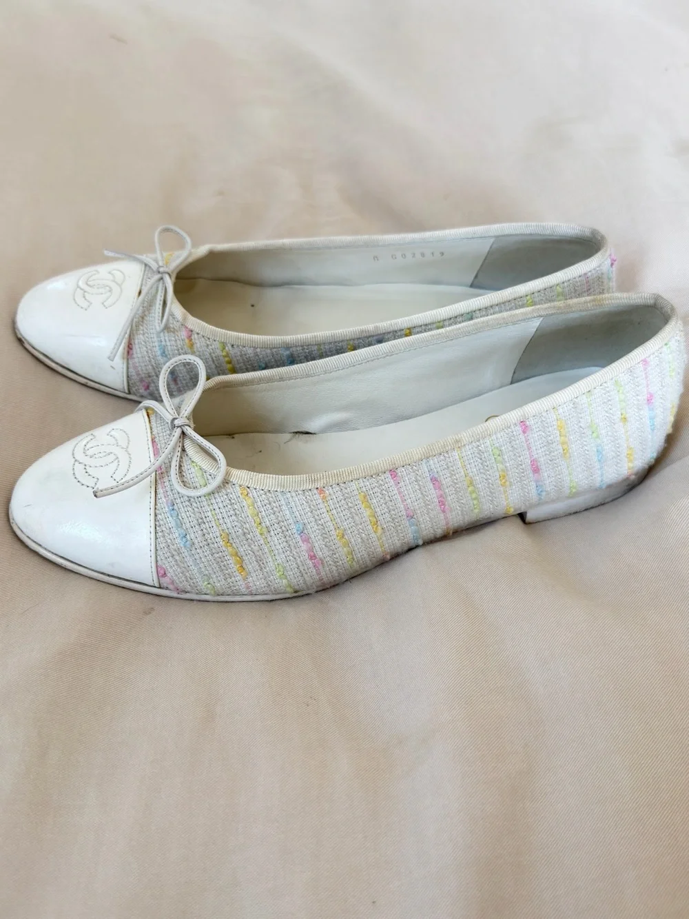 CHANEL White Tweed & Leather Ballet Flats with Signature CC - Picture 2 of 7
